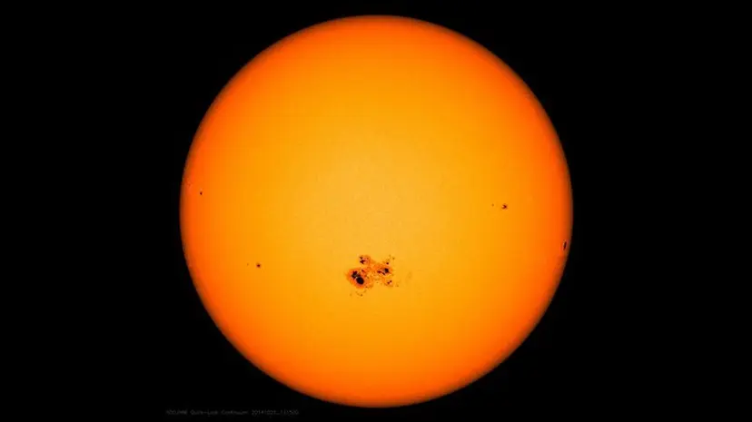 태양 표면에서도 행성 지구만 한 크기의 거대한 흑점이 발견된다. 사진=NASA