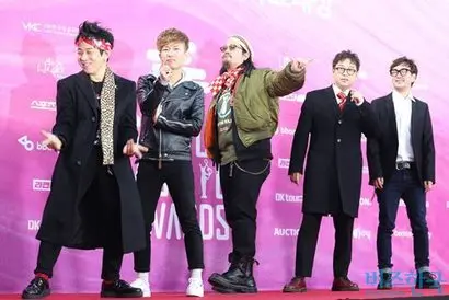 ‘닥치고 내 말 들어!’ 1995년 홍대 앞은 인디밴드의 성지가 됐다. 당시 데뷔한 크라잉넛이 2019년 1월 15일 하이원 서울가요대상 레드카펫 행사에 나온 모습. 사진=이종현 기자