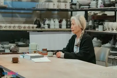 제하가 거부하던 아버지의 영화 ‘하얀사랑’에 숨겨진 비밀이 있음을 알려줬던 배우 김진여. 원작 ‘하얀사랑’의 주연이던 그는 정말 제하의 아버지와 사랑하던 사이였을까? 사진=SBS 제공