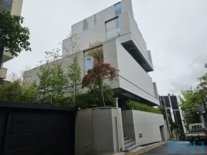 CJ그룹 오너4세인 이선호 CJ제일제당 식품성장추진실장이 최근 서울 강남구 논현동에 있는 빌딩(사진)을 170억 원에 매입한 것으로 비즈한국 취재 결과 확인됐다. 사진=차형조 기자