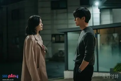 제하의 첫 영화 ‘청소’를 통해 신인에서 톱스타로 거듭난 채서영. 제하는 영화를 찍으며 서영과 어느 정도 감정을 나눴으나 아버지와 같은 길을 걷지 않겠단 생각으로 서영을 밀어냈다. 사진=SBS 제공