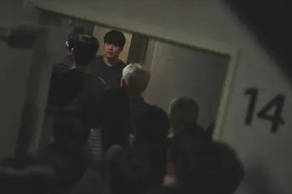 대출 이자는 올라가는데, 아파트 가격은 떨어진다. 그런 와중에 자신이 층간소음 가해자로 몰리면서 흥분한 입주민들이 우성네로 쳐들어온다. 사진=넷플릭스 제공