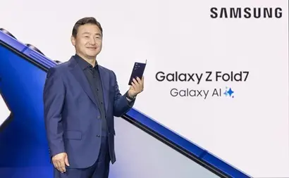 ​노태문​ 사장이 9일(현지시간) 미국 뉴욕에서 열린 갤럭시 언팩 2025 행사에서 갤럭시 Z 7 시리즈를 공개하는 모습. 사진=삼성전자 제공