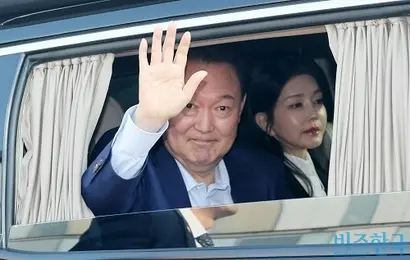윤석열 전 대통령과 김건희 여사가 헌법재판소 파면 결정 후인 지난 4월 11일 오후 서울시 용산구 한남동 대통령 관저를 떠나고 있다. 사진=사진공동취재단