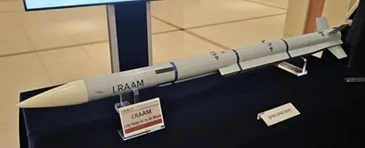 KF-21 전투기의 무장 국산화가 본격화되는 가운데, 단거리 및 장거리 공대공 미사일 개발이 과도하게 보수적인 설계와 수입 무기의 단순 복제로 진행되고 있어 우려를 낳고 있다. LRAAM 장거리 공대공 미사일. 사진=김민석 제공