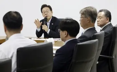 이재명 대통령이 25일 경기 시흥시 SPC 삼립 시흥 공장에서 열린 산업재해 근절 현장 노사간담회에서 허영인 SPC그룹 회장 등 회사 임원들에게 근로자 노동 환경 등에 대해 질문하고 있다. 사진=대통령실통신사진기자단