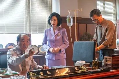 대학을 세울 명분으로 박물관을 만들려는 천 회장과 천 회장의 신임을 한 몸에 받고 있는 젊은 아내 정숙이 신안 앞바다 보물찾기의 자금줄이다. 사진=월트디즈니컴퍼니코리아 제공