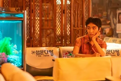 행운다방 레지로 등장하는 박선자 역의 김민은 ‘파인’이 데뷔작임에도 불구하고 인상에 남는 마스크와 자연스러운 연기로 존재감을 확고히 했다. 사진=월트디즈니컴퍼니코리아 제공