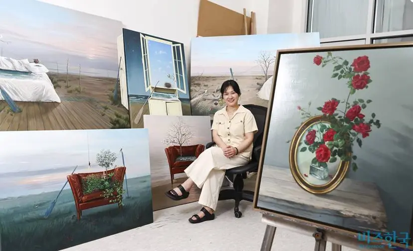 조은주의 엉뚱한 풍경은 상상력의 힘을 보여준다. 현실을 살아가는 사람들에게 신선함과 위안을 주고 싶은 마음을 담았다. 사진=박정훈 기자