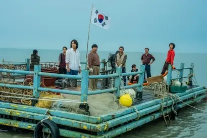 욕망이 들끓는 망망대해에서 이들은 보물을 건져 올려 원하던 부를 움켜잡을 수 있을까. 부는 고사하고, 돌아서면 속고 속이고 뺏고 빼앗는 생존의 전장터에서 살아남을 수나 있을까. 사진=월트디즈니컴퍼니코리아 제공