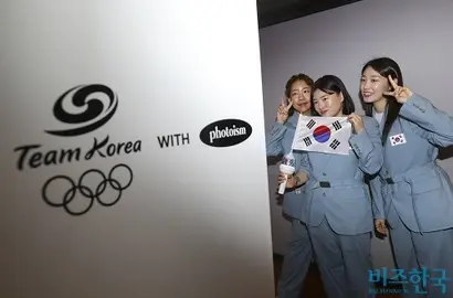 지난해 7월 올림픽공원 올림픽홀에서 ‘2024 파리올림픽 선수단 결단식’이 열린 가운데 여자 사격 선수들이 기념촬영을 하고 있다. 사진=박정훈 기자