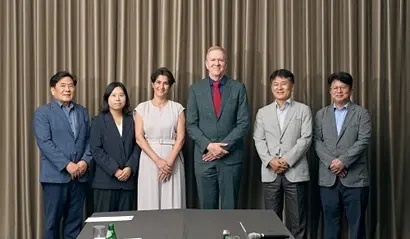 유바이오로직스가 마이크로소프트(MS) 창업주 빌 게이츠 게이츠재단 이사장의 방한으로 주목받고 있다. 게이츠재단의 지원 아래 콜레라 백신과 장티푸스 개발에 성공했고 현재 라이트재단의 지원도 함께 받아 수막구균 백신을 개발 중이다. 사진=라이트재단 제공