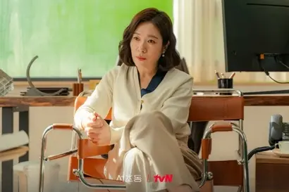 변호사도 평범한 직장인들과 다를 바 없다고 그리는 현실적인 톤앤매너의 ‘서초동’에서 유일하게 판타지 영역에 속해 있는 복지재단 대표이자 법무법인 형민 고문 김형민(염혜란). 사진=tvN 제공
