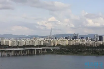서울 강남구 압구정2구역(사진) 재건축조합원들이 최근 법원에 압구정2구역 재건축사업 시공자 선정 절차를 중단해달라는 가처분을 제기한 것으로 비즈한국 취재 결과 확인됐다.