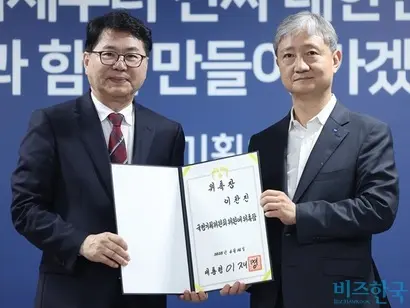 지난 6월 16일 이한주 국정기획위원회 위원장(왼쪽)이 사회1분과장을 맡은 이찬진 제일합동법률사무소 변호사에게 위촉장을 수여했다. 이찬진 변호사는 14일 금융감독원장에 임명됐다. 사진=임준선기자