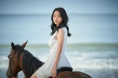 나이트클럽 댄서 출신으로 정희란 같은 톱스타가 되겠다는 욕망을 가진 신주애. 모든 것을 걸고라도 영화를 성공시키겠다는 그의 결심은 희란을 만나 변해간다. 사진=넷플릭스 제공