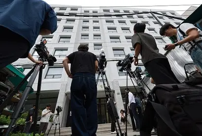 지난 7월 3일 김건희 특검팀이 서울시 종로구 삼부토건 본사 압수수색에 들어가자 취재진이 건물 밖에서 대기하고 있다. 사진=연합뉴스