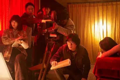 처음에는 ‘꼴리기만 하는 영화’였던 ‘애마부인’은 감독이 지향하는 ‘에로그로넌센스(에로+그로테스크+넌센스)’와 배우의 적극적인 해석으로 점차 다른 영화가 되어간다. 사진=넷플릭스 제공