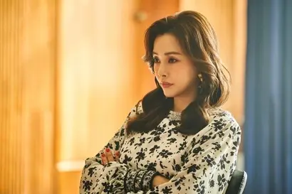 ‘원 더 우먼’ ‘밤에 피는 꽃’ 등에 이어 연이어 주체적인 여성 캐릭터를 연기하는 이하늬. 우월한 피지컬을 적극 활용한 스펙트럼 넓은 연기로 시청자들을 매료한다. 사진=넷플릭스 제공