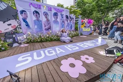 자신에 대한 긍정을 노래하는 케이팝은 아이돌과 팬덤의 관계가 남다르다. 지난 6월 슈가의 군 전역과 함께 BTS의 완전체 컴백을 기념하는 무대에 아미들이 와서 사진을 찍고 있다. 사진=최준필 기자