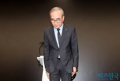 김영섭 KT 대표가 11일 최근 무단 소액결제 사태와 관련해 사과하고 있다. 사진=임준선 기자