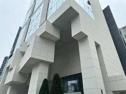 저층부에는 원안의 흔적이 다소 남아있지만 이 부분이 오히려 더 어색함을 자아낸다. 사진=한동훈 제공