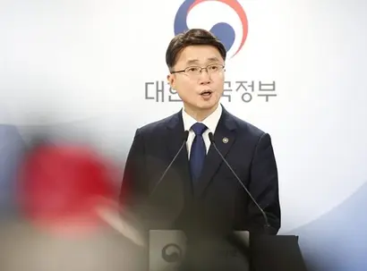 잇단 해킹 사고 이후 정부가 보안체계 전면 재검토에 나선다. 류제명 과학기술정보통신부 제2차관이 7월 4일 서울 종로구 정부서울청사에서 SK텔레콤 침해사고 최종 조사결과를 발표하고 있다. 사진=임준선 기자
