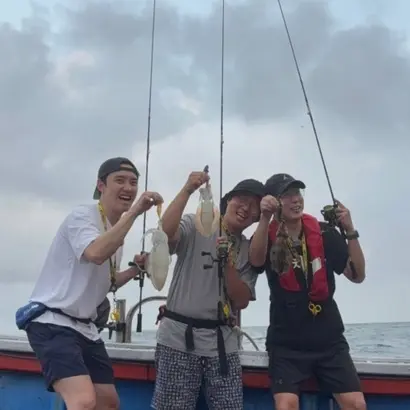 ‘나는 일반인이다’ 여름 편엔 도경수가 함께해 제주도에서 무늬오징어 낚시를 즐기는 모습을 보였다. 한 번 연을 맺은 출연진들을 헤쳐 모여 식으로 다시 접붙여 새로운 매력을 선보이는 게 나영석 콘텐츠의 특징이기도 하다. 사진=채널십오야 화면 캡처