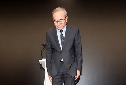 11일 서울 종로구 KT 광화문 지사 소액결제 피해 관련 기자 브리핑에서 사과하는 김영섭 KT 대표이사. 사진=임준선 기자