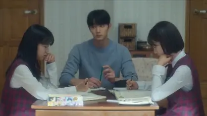 중학생 땐 친해졌다. 그러나 과외를 해주던 상연의 오빠 상학을 은중이 좋아하면서, 엄마와 오빠가 은중을 대하는 모습을 보며 상연은 씁쓸해진다. 사진=넷플릭스 제공
