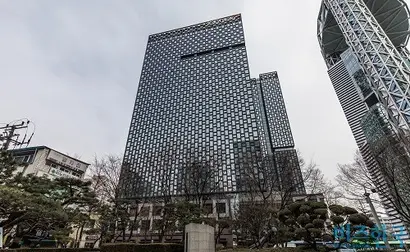 금호건설 본사가 위치한 서울시 종로구 센트로폴리스. 사진=최준필 기자