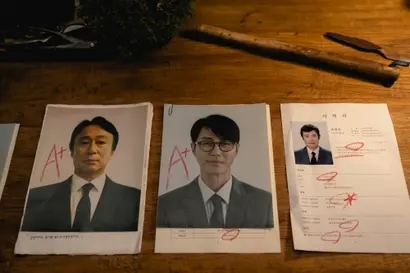 제지업계, 그중에서도 특수지 라인에서 20년 넘는 경력을 쌓은 만수에게 경쟁자는 몇 되지 않는다. 자신보다 앞서 있을 것으로 예상되는 구범모와 고시조가 제거 대상에 오른다. 사진=CJ ENM·모호필름 제공