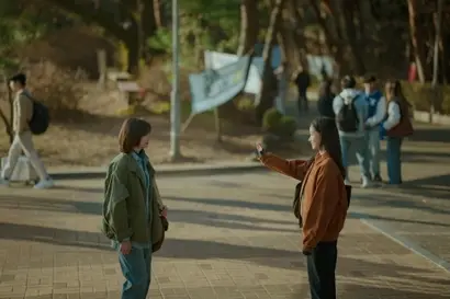 몇 년의 공백을 두고 대학 사진 동아리에서 다시 만난 은중과 상연. 상연의 상황은 그 사이 많이 달라져 있었고, 은중 또한 오빠 상학에 대해 말하지 않는 상연에게 서운함을 느끼게 된다. 사진=넷플릭스 제공