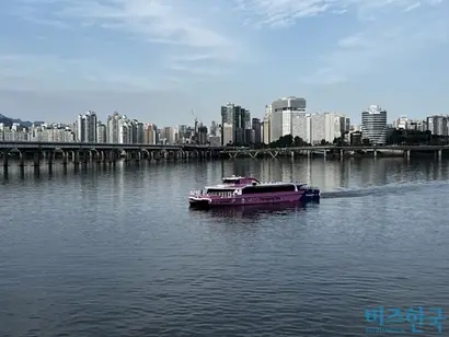 서울 첫 수상 대중교통 수단 ‘한강버스’가 운항하는 모습. 한강버스 선박 제조사 중 한 곳인 가덕중공업이 최근 한강버스 운영사를 상대로 선박 건조 금지 가처분을 제기한 것으로 비즈한국 취재 결과 확인됐다. 사진=서울시 제공