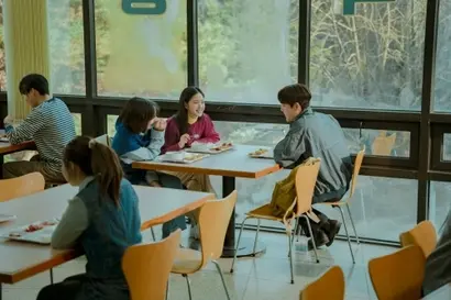 은중은 남자친구 상학과 함께 상연과 자주 어울린다. 때때로 그 어떤 남자도 사귀지 않는 상연이 의아하기도 하지만, 설마 하는 마음이었다. 사진=넷플릭스 제공