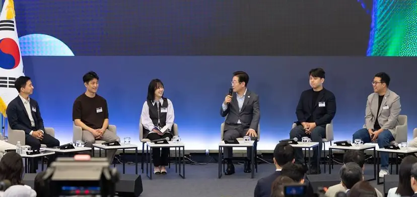 지난 9월 17일 청년 스타트업 상상콘서트에서 이재명 대통령과 대담 중인 이세영 대표(오른쪽 두번째) 모습. 사진=대통령실