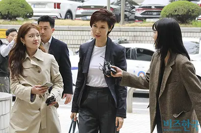 노소영 아트센터 나비 관장이 지난해 4월 16일 서울 서초구 서울고법에서 열린 최태원 SK그룹 회장과의 이혼 소송 항소심 2차변론에 참석하고 있다. 사진=박정훈 기자