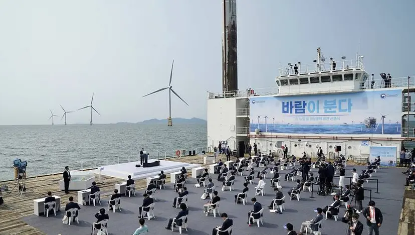 해상풍력특별법이 내년 3월 시행을 앞둔 가운데, 인허가 절차 간소화로 난개발에 대한 우려가 제기된다. 지난 2020년 7월 17일 전북 부안군 서남권 해상풍력 실증단지에서 열린 ‘한국판 뉴딜, 그린 에너지 현장-바람이 분다’ 행사 당시 모습. 사진=청와대 제공