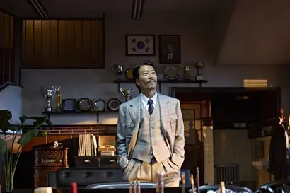 일본 비행기 납치사건에 한국이 개입하게 된 계기는 간단하다. 이 문제를 멋들어지게 해결해 대통령에게 잘 보이고자 하는 중앙정부부장의 공명심. 사진=넷플릭스 제공