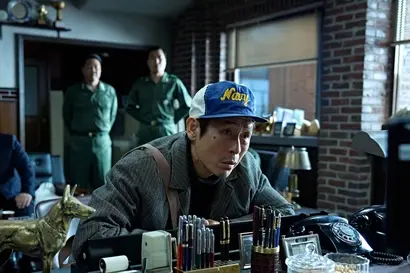 이름도 신분도 없이 중앙정보부장의 해결사로 국가 대소사를 음지에서 해결하는 아무개 역의 설경구. 변성현 감독과의 네 번째 만남도 성공적이다. 사진=넷플릭스 제공