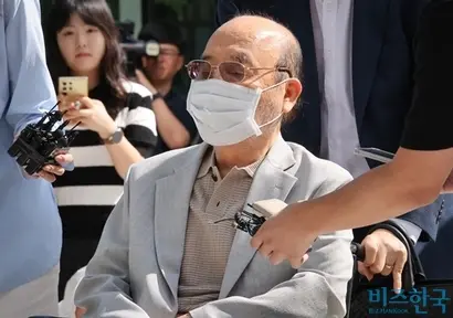 이봉관 서희건설 회장(사진)이 지난 9월 김건희 여사 관련 의혹을 수사하는 민중기 특별검사팀 사무실에 출석한 모습.사진=임준선 기자