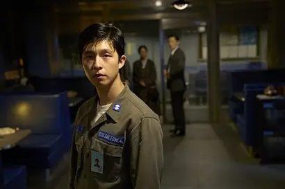 이름을 높이고 싶었던 엘리트 공군 중위 서고명 역의 홍경. 영화 ‘댓글부대’ ‘청설’과 드라마 ‘약한영웅 Class 1’ ‘악귀’ 등으로 영리한 연기를 보여준 그가 왜 한국 영화계 차세대 배우로 꼽히는지를 유감없이 증명한다. 사진=넷플릭스 제공