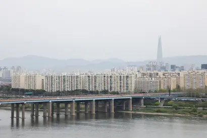 서울 강남구 압구정현대아파트 전경. 10월 마지막 주 압구정동 신현대11차 전용면적 183.41㎡ 2층 매물이 98억 원에 매매되며 한 주간에 최고가를 기록했다. 사진=임준선 기자