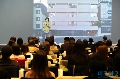 윤한진 푸하하하프렌즈 공동대표가 벽식 구조에서 벗어난 건축물을 구상한 일화를 소개하고 있다. 사진=임준선 기자