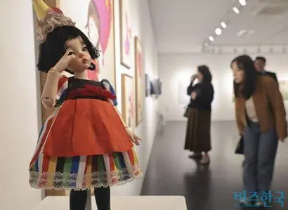 KAUP 2025展 전시장을 찾은 관람객들이 작품을 관람하고 있다. 사진=박정훈 기자