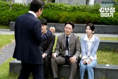 김낙수 휘하의 영업1팀 직원들. 대기업 공채 출신인 만큼 저마다 역량이 있을 테지만, 김낙수는 자신의 관점에만 사로잡혀 그들의 재능을 꽃피우지 못하고 ‘바보들의 행진’을 거듭한다. 사진=JTBC 제공