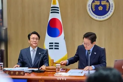 이재명 대통령이 11월 11일 서울 용산 대통령실 청사에서 열린 국무회의에서 의사봉을 두드리고 있다. 이날 국무회의에서 2035 NDC를 확정했다. 사진=대통령실