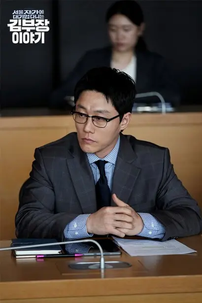 영업2팀 부장 도진우. 전문대 출신이지만 일찌감치 부장을 달며 능력을 입증하고 있다. 게다가 백정태 상무와 같은 반포 고급 신축 아파트에 자가로 살면서 김낙수의 질투를 받는다. 사진=JTBC 제공