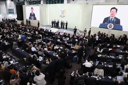 이재명 대통령이 1일 경주화백컨벤션센터(HICO)에서 2025 아시아태평양경제협력체(APEC) 정상회의를 마치고 기자회견을 하고 있다. 사진=연합뉴스