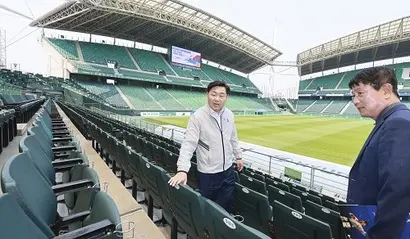 김관영 전북도지사가 5월 전주월드컵경기장을 찾아 시설을 점검하고 있다. 사진=전북특별자치도 제공